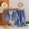 Ropa para Niños Primavera y Otoño Estilo Nuevo Coreano 2026 Fresco y con Estilo para Niños Conjunto de Tres Piezas de Mezclilla con Bolsillo y Letras Desgastadas Retro para Bebés y Niños