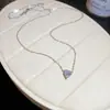 ¡Isla Azul Claro del Mar! Collar con colgante de flor de zircón azul cuadrado, cadena para la clavícula de nicho de lujo ligero, collar de alta gama para mujer