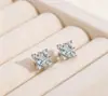 Aretes de tornillo de cabeza plana con forma de estrella de cuatro puntas súper brillantes, exquisitos y modernos, con un diseño único y detalles de diamantes cortados en cuadrado