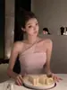 Top Bandeau Rosa de Lujo Ligero de un Solo Hombro para Mujer Verano 2026 Estilo Suave Huesos de la Clavícula Expuestos Cintura Adelgazante Chaleco Elegante
