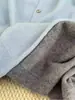 Elegante chaqueta de punto tipo cárdigan gris de dos piezas falsas para mujer, única y chic, adecuada para primavera y otoño, con un suéter y una camiseta básica en el interior