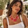 Nuevo Collar Versátil de Acrílico Xinlan con Sutil Diseño Floral, Colgante Único, Cadena de Estilo Europeo y Americano, Cadena Vintage para Suéter