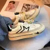 Zapatos de Estudiante con Suelas Gruesas y Características para Aumentar la Altura, Nuevos Zapatos Deportivos Blancos de Estilo Primavera 2026 para Mujer, Zapatos Casuales Versátiles Estilo Hong Kong con Aumento Interno de Altura