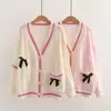 26039 Conjunto de Tricô Estilo College Doce Redutor de Idade com Laço Cardigan de Gola V + Camisa com Gravata Conjunto de Duas Peças para Mulheres