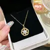 Collar de acero de titanio con colgante de perla floral de diseño redondo para mujer, cadena versátil para la clavícula con circonita de moda, joyería de estilo de lujo ligero