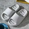 Sandalias y pantuflas simples con agujeros para el baño del hogar de las mujeres antideslizantes para uso en pareja masculinas para bañarse hotel casa de huéspedes pantuflas al por mayor