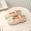 Sapatos Pequenos de Couro para Meninas Coleção Outono 2025 Sapatilhas Infantis Sapatos de Princesa com Laço Sapatinhos de Bebê de Couro Macio
