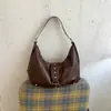 Bolsa de Ombro Feminina Estilo Coreano Retrô Versátil Couro Macio Nova Moda Outono Inverno Rebites de Estrela Casual Bolsa de Ombro Único Transversal