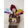 Gorro de Tricô Liso com Lã, Macio para o Inverno, Resistente ao Frio e Versátil para Homens e Mulheres, Gorro de Lã Vermelho Quente