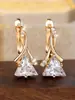 Pendientes de Oro Champagne Triángulo Diamante Microincrustado Circón Blanco Redondo para Mujer, Diseño Personalizado de Moda y Hermoso, Venta Caliente Transfronteriza Europea y Americana