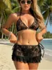 Traje de baño bikini de tres piezas con falda corta de malla y tela compuesta de encaje