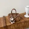 Otoño 2026 Nueva Moda Estilo Dulce Simple Bolso Kelly con Patrón de Lichi Bolso de Mano para Mujer Estilo Coreano Bolso de Hombro Único para el Trabajo