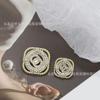 Botón cuadrado de metal estilo fragante al por mayor con diamantes completos para suéter de dama de lujo ligero, hebilla decorativa para abrigo de otoño fino