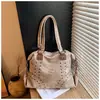 Bolso Tote con Remaches Estilo Motociclista Transfronterizo Bolso de Hombro de Cuero Suave Retro Desgastado Gran Capacidad Bolso de Mano para Viajes Diarios para Mujeres Personalizado