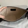 Aquí Viene el Bolso Croissant Wangle, el Bolso Más Clásico con Delicada Textura de Piel de Oveja para Mujer