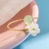 Anel de Alta Qualidade com Imitação de Madrepérola e Jade Hetian para Mulheres, Design Vintage Delicado de Flor de Cerejeira para o Dedo Indicador, Design Versátil Novo Estilo Chinês