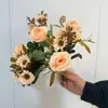 Flores Artificiales Flores de Otoño Simulación Flores Bola de Rosa Crisantemo Margarita Combinación Ramo Boda Hogar Decoración Flor de Seda Ramo Pequeño