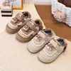 Tênis esportivos infantis, novos modelos de outono, tênis versáteis para meninas, sapatos casuais estilo coreano para meninas jovens, sapatos macios com sola para bebês