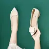 Mocasines de mujer de tacón bajo con hebilla cuadrada, nuevo modelo otoño 2026, piel suave, suela blanda, versátiles, cómodos, zapatos de punta para madres