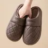 Pantuflas de algodón impermeables de cuero PU para hombre en invierno, pantuflas cálidas de EVA para interior, anticongelantes y antideslizantes, adecuadas para usar en exteriores, pantuflas de pareja para mujer en invierno