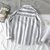 Camisa de manga comprida listrada vertical de moda distinta de verão 2024, estilo japonês masculino, estilo Hong Kong, camisa elegante e bonita para estudantes