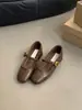 Zapatos de mujer de estilo francés para la brisa nocturna, corte bajo, con tacón grueso, nuevos de otoño 2024 versión coreana, zapatos pequeños de cuero, zapatos Mary Jane retro de tacón medio