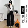 Pantalones de color marrón con pierna curva para mujer, nueva colección otoño 2026, los populares y modernos pantalones de pana de este año, corte holgado y favorecedor, estilo de pierna ancha
