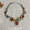 Collar de Fresa y Mariposa Rojo y Azul de Moda Bosque de Bayas Primavera/Verano para Mujer, Gargantilla con Diseño Único para Chicas Dulces y Frescas