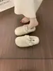 Sapatos femininos externos brancos e fofos, modelo outono/inverno 2026, mules fechados sem cadarço, pantufas de algodão quentes e felpudas