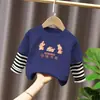 G2245# Camiseta de Manga Longa Infantil Estilo Western Meninos e Meninas Bebê Primavera e Outono Nova Camisa com Listras nas Costas Meninos e Meninas Falsos Dois Peças
