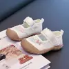 Sandalias Deportivas para Niñas 2026 Nuevo Modelo Primavera/Verano Zapatos de Malla Simple Transpirables para Niños Zapatos de Princesa Suela Suave para Niñas Pequeñas Zapatos de Bebé