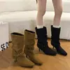 Botas de tacón de aguja de gamuza estilo Maillard con punta afilada y remaches, otoño 2026, botas de moda versátiles y elegantes para mujer, estilo retro, corte ajustado, hasta la mitad de la pantorrilla