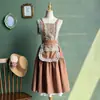 Delantal de Encaje Vintage Estilo Francés para Mujer, Falda con Tirantes para Cocina y Hogar, Elegante y Dulce con Bordes Fruncidos y Patchwork de Encaje en Marrón