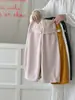Calça de moletom feminina 2026 novo estilo outono, acabamento em renda, tecido macio e confortável, corte solto, respirável, não restritivo, calça esportiva versátil