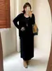 Conjunto de tres piezas de cárdigan de punto y vestido con tirantes para mujer talla grande, otoño 2026, atuendo holgado y fluido para mujeres con curvas