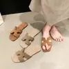 Estilo Coreano Versátil Casual Tendência Calçados de Praia Verão 2025 Novo Modelo Sandálias Slip-On para Mulheres Uso Externo Bico Quadrado Sandálias Baixas