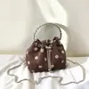 Nuevo estilo otoño 2026, bolso cubo de moda personalizado relajado y elegante con lunares, alto valor estético, para hombro y bolso de mano