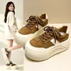 Zapatos casuales retro transpirables y cómodos, zapatos de papá para mujer, zapatillas nuevas de otoño 2026 con suela gruesa para aumentar la altura en color marrón Maillard para mujer