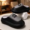 Nuevas pantuflas de algodón para hombre, invierno 2026, talla grande, para uso en interiores, antideslizantes, cálidas y con suela gruesa forrada de felpa.