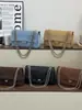 2026 Nuevo Bolso de Hombro Pequeño Estilo Chanel Clásico Versátil Moderno Elegante con Piel de Lichi Acolchada y Correa de Cadena para Mujer