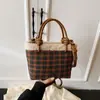 Bolsa de Mão Fashion Transfronteiriça Pequena Tote Bag para Mulheres 2025 Nova Simples Bolsa de Balde Xadrez Bolsa de Ombro Transversal de Pelúcia