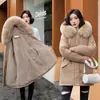 Parka de luxo de imitação de pele de coelho para inverno para mulheres com gola grande de pele de raposa, estilo longo, cordão ajustável na cintura, casaco de algodão espesso e quente cáqui