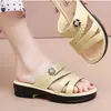 Novas Pantufas Estilo Mãe para Mulheres, Sandálias com Salto Plataforma e Solado Grosso para Uso Externo, Pantufas de PVC da Moda para Meia-Idade e Idosos, Venda por Atacado