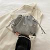Bolso tipo cubo con lazo de metal para mujer, elegante bolso de verano 2024 con cordón ajustable.