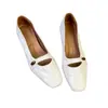 Versão em couro macio~Sapatos Mary Jane pretos estilo retrô para mulheres com aumento interno de altura, bico quadrado, design de corte baixo, adequados para combinar com saias, com detalhes em metal