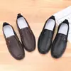 Zapatos Casuales de Cuero para Hombre de Primavera y Verano Zapatos Impermeables y a Prueba de Aceite Suela Suave Antideslizantes Zapatos de Trabajo Zapatos de Cuero para Trabajo en Hotel Agujeros para Hombre