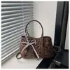Bolso Retro Pequeño para Viajes Diarios para Mujer 2025 Nuevo Otoño e Invierno Moda Bolso Cruzado Bolso de Mano de Nicho Simple Bolso Tote Pequeño