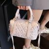 Bolsa Boston Cilíndrica com Studs de Diamante e Padrão Losango, Tendência Verão 2026 Nova Bolsa Vintage Versátil de Ombro e Transversal para Mulheres