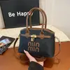 Bolsa Transversal de Ombro Único Versátil e Fashion para Mulheres 2026 Novo Modelo Bolsa de Mão de Design de Nicho de Alta Qualidade Bolsa Concha para o Dia a Dia