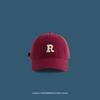 Gorra con visera de etiqueta R de copa suave estilo japonés bordada protección solar estilo coreano gorra de béisbol para hombres y mujeres en todas las estaciones mostrando rostro pequeño sistema de color dopamina